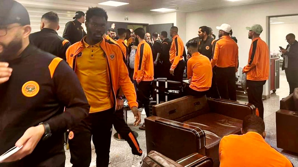 بعثة نهضة بركان تغادر مطار الهواري بومدين بعد وعود مسؤولي الاتحاد الافريقي