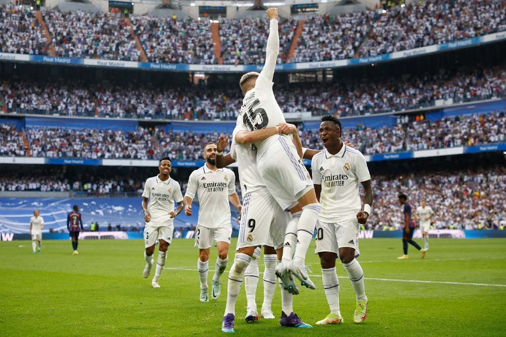 بنزيما يقود ريال مدريد لتحقيق فوز كبير على برشلونة في الكلاسيكو