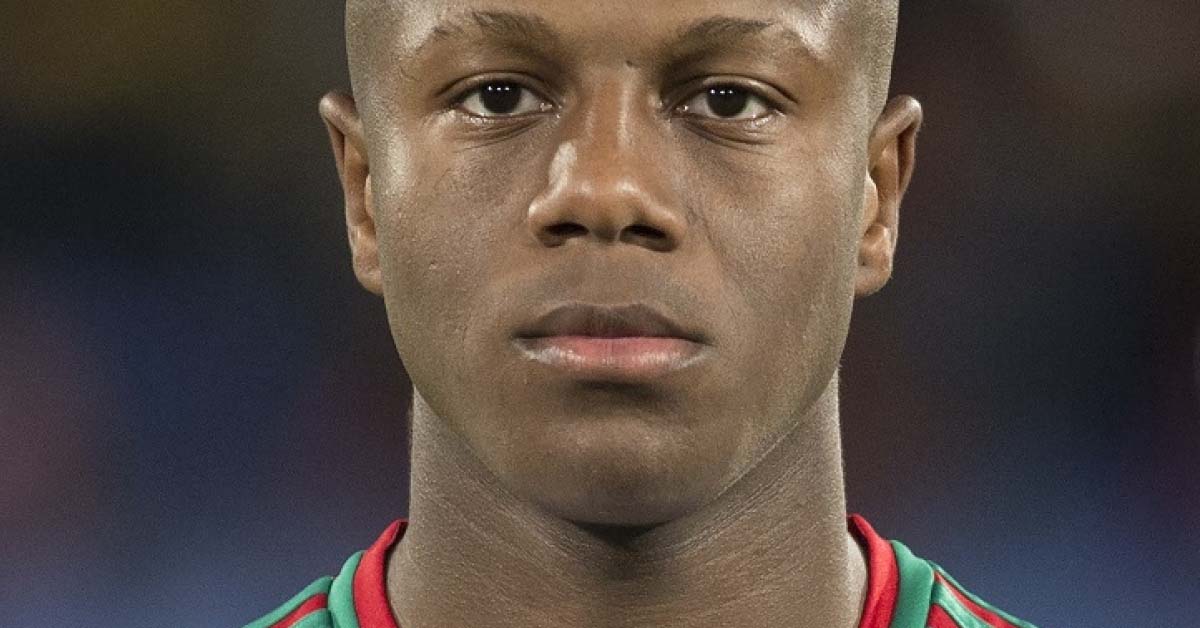 لاعب المنتخب المغربي حمزة منديل يصدم الجماهير بتصرف غير أخلاقي
