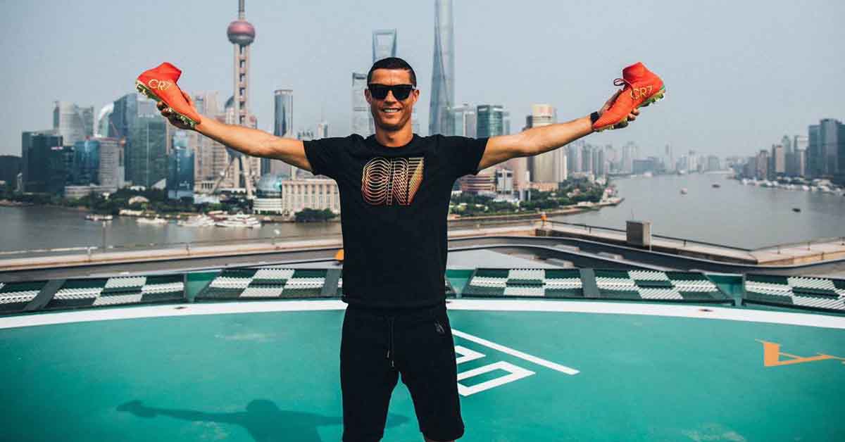 رونالدو يوقع عقودا غريبة للعاملين ببيته حتى بعد وفاته
