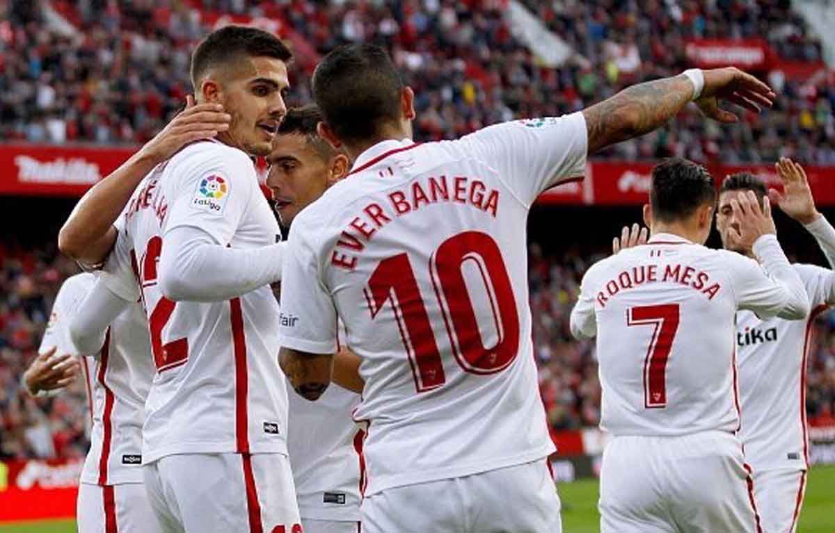 إشبيلية يتصدر الدوري الإسباني بعد فوزه على بلد الوليد