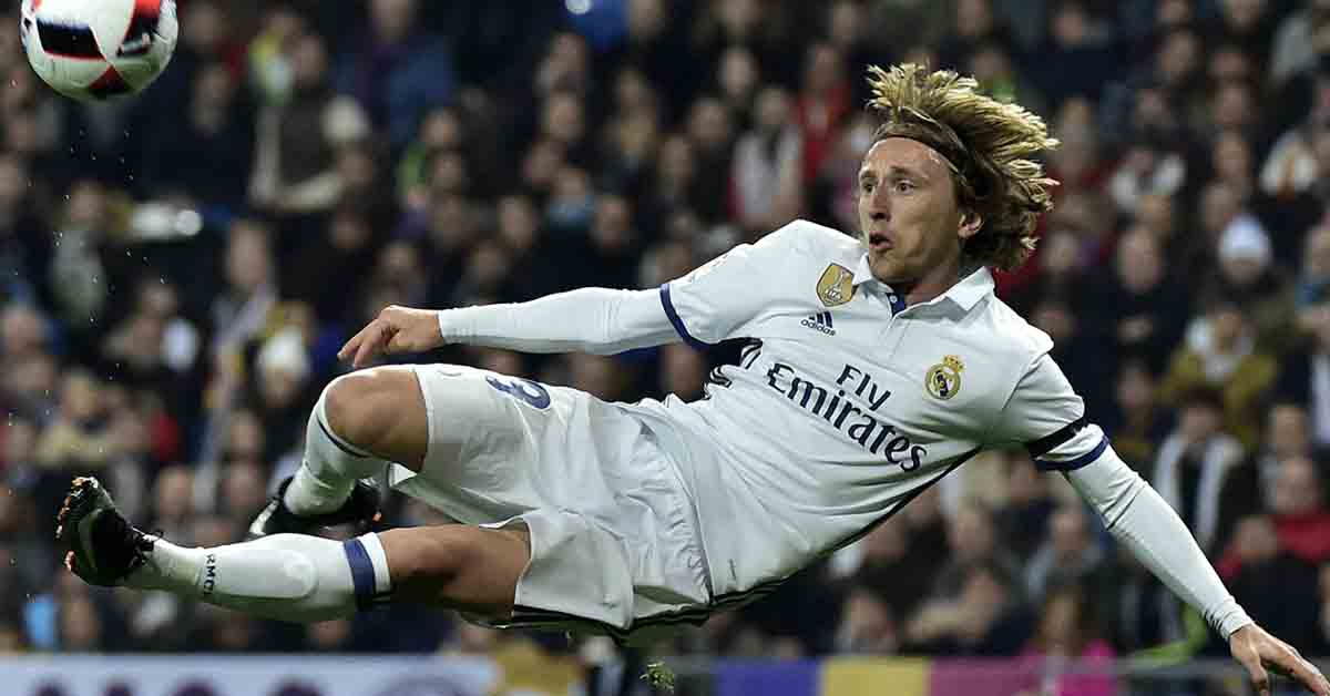 مودريتش أبرز المرشحين للفوز بجائزة الكرة الذهبية