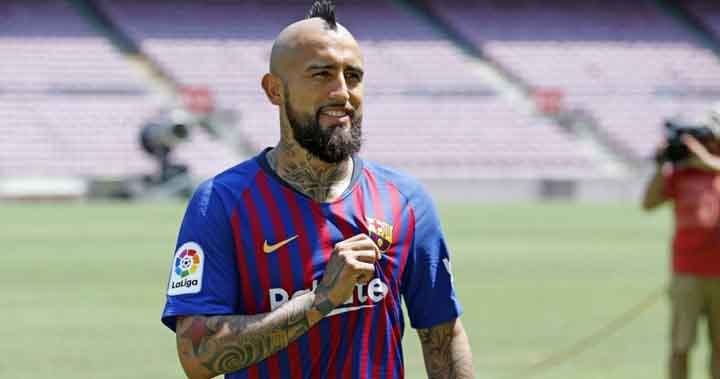 السلطات الإيطالية تحجز ممتلكات نجم برشلونة أرتورو فيدال لهذا السبب