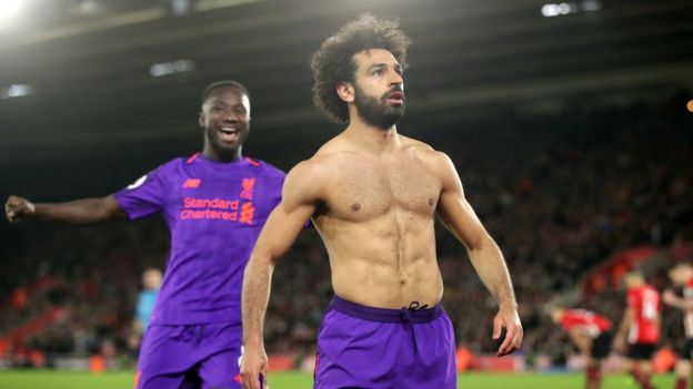 صلاح يجر الاف المشجعين إلى الشرطة