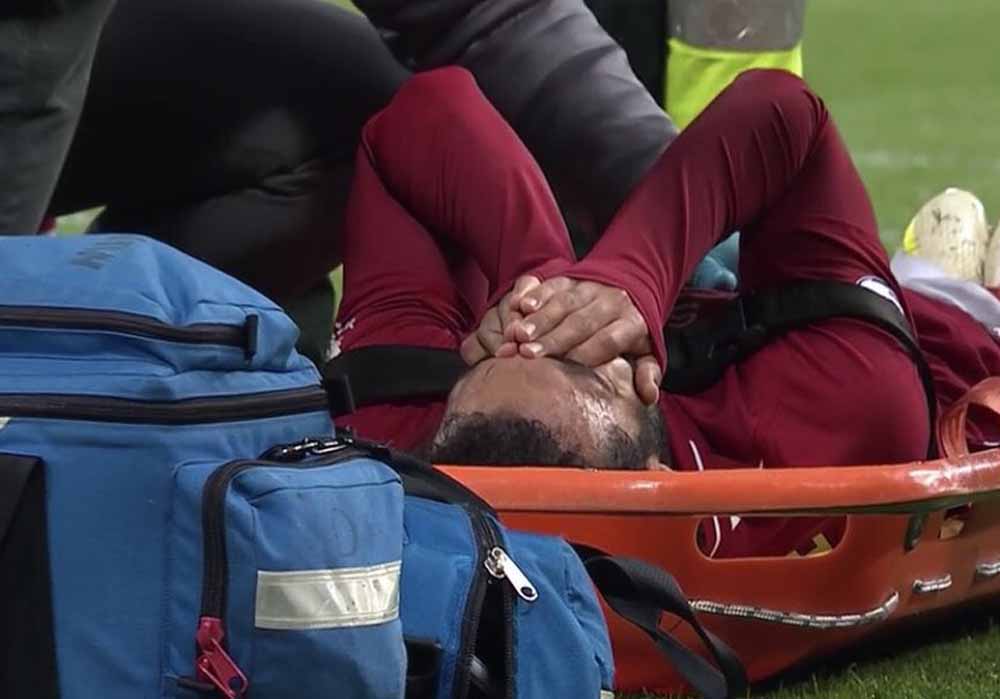 صن الإنجليزية: الفريق الطبي لنادي ليفربول قام بنقل صلاح للمستشفى