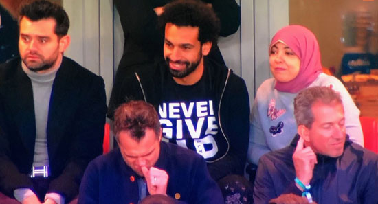 محمد صلاح وزوجته يخطفان الأضواء فى الآنفيلد