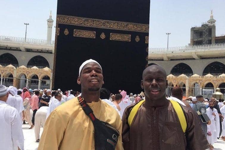 بوغبا يتجاهل العروض ويسافر لأداء العمرة