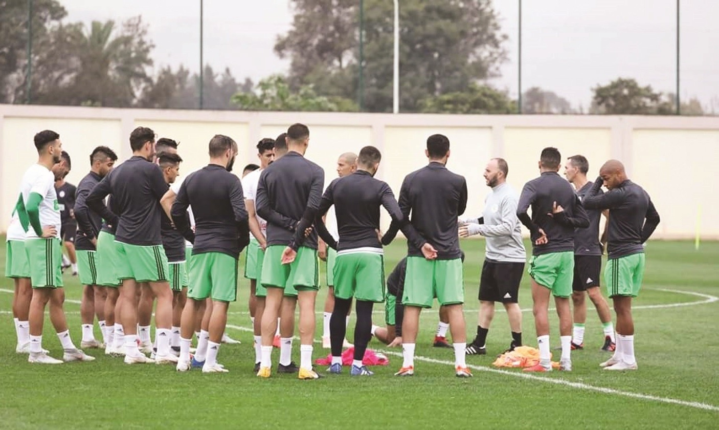 عكس المغرب ومصر ... منتخب الجزائر ممنوع من استعمال "الهواتف"