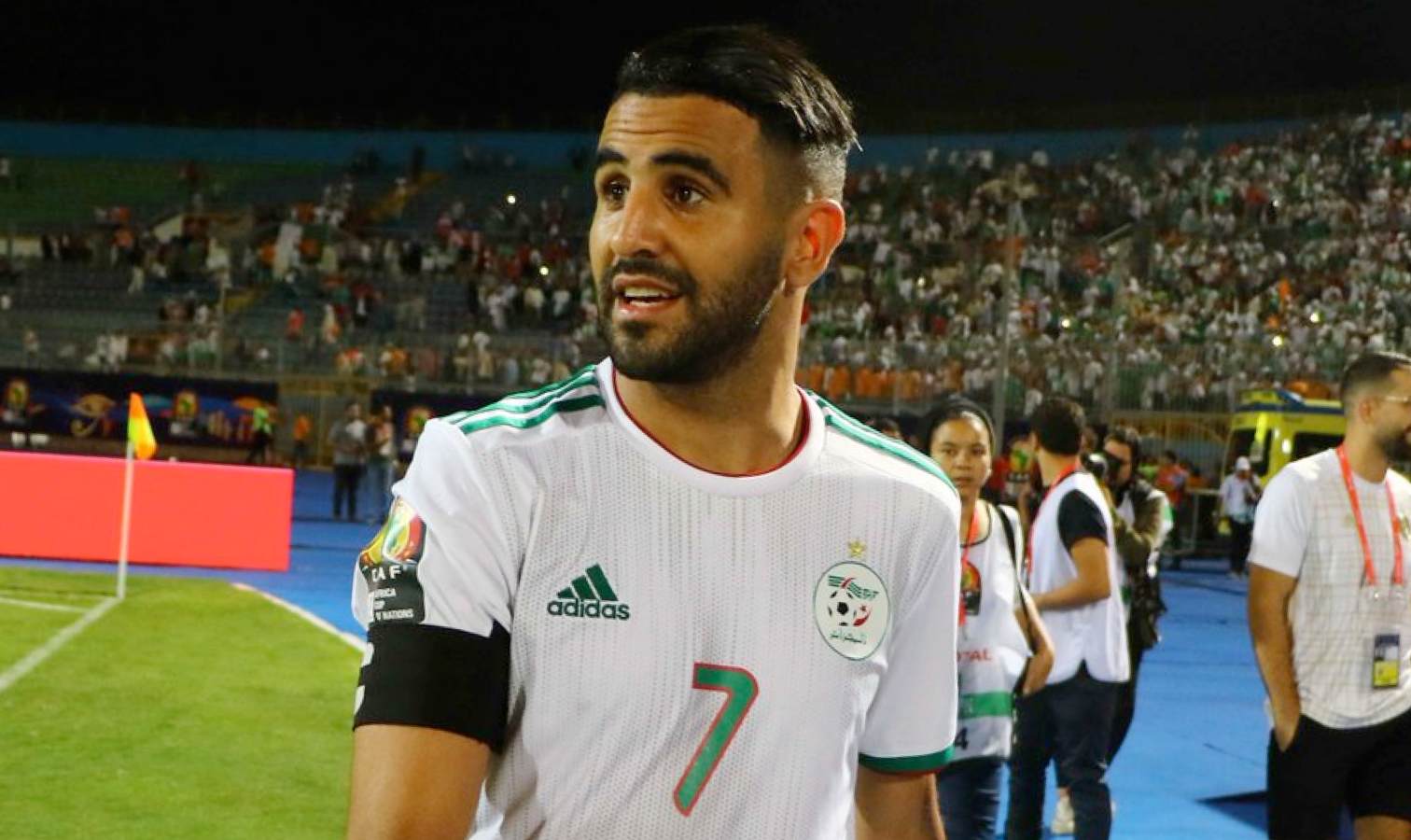 محرز بأم مغربية وأب جزائري يوزع الفرحة ويوحد الشعوب