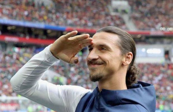 إبراهيموفيتش يلمح للعودة إلى الدوري الإيطالي