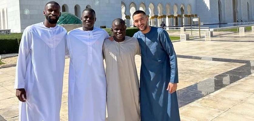 زياش و لاعبي تشيلسي بالجلباب من أمام مسجد الشيخ زايد