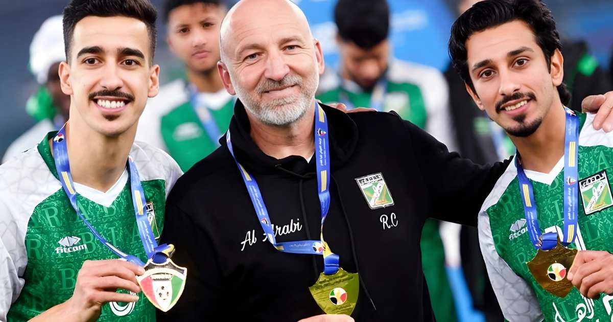 المدرب البوسني روسمير زفيكو يصل إلى المغرب لاستكمال إجراءات تعاقده مع الرجاء الرياضي