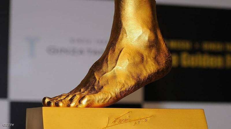 الحذاء الذهبي على شكل قدم الفائز به