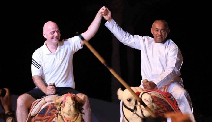 الفيفا تتابع أحمد أحمد بعد أن أطلق سراحه
