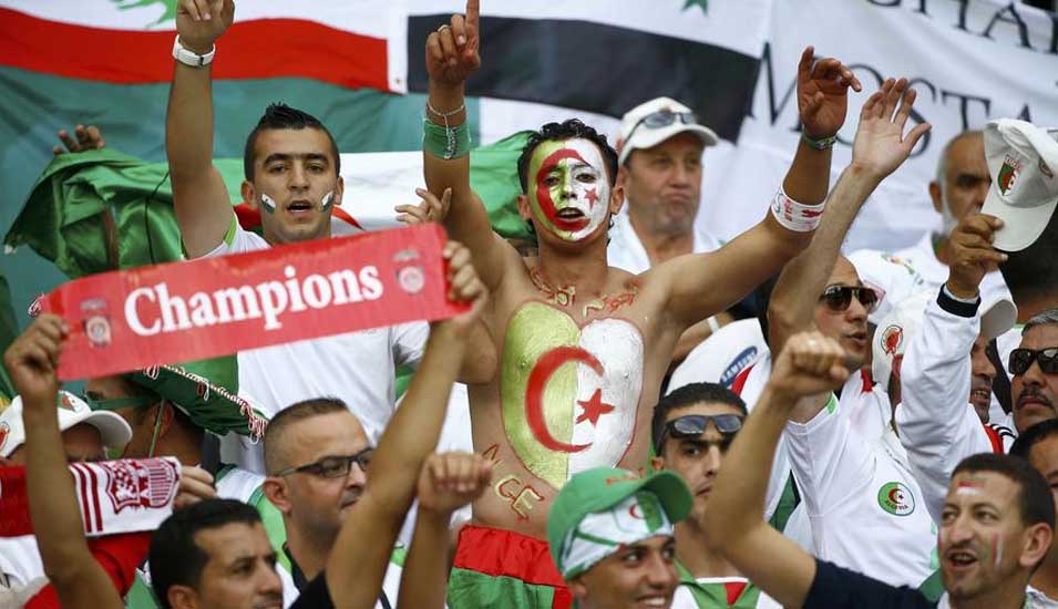 مشجع جزائري يطرد من مصر