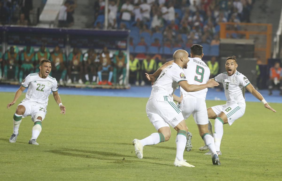 الهلال السعودي يفاوض نجم خط وسط المنتخب الجزائري