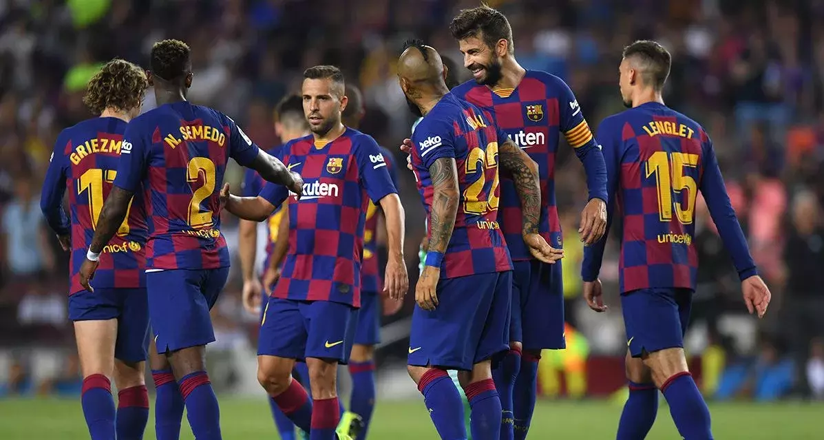 برشلونة يتلقى خبرا صادما بعد إصابة ظهيره